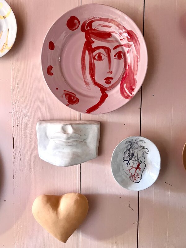 Red woman Dinner plate - Image 3